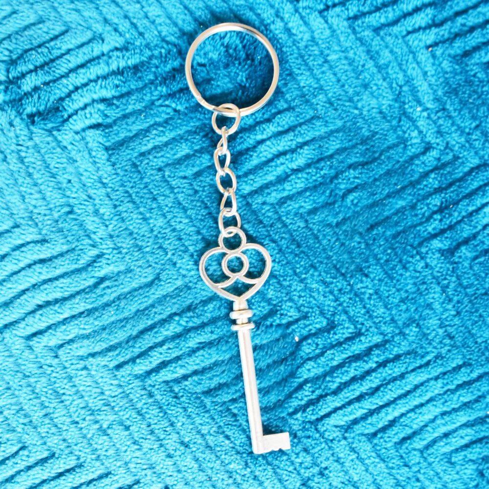❤️ Ornate Heart Key Keychain Accessory - Picture 3 of 3